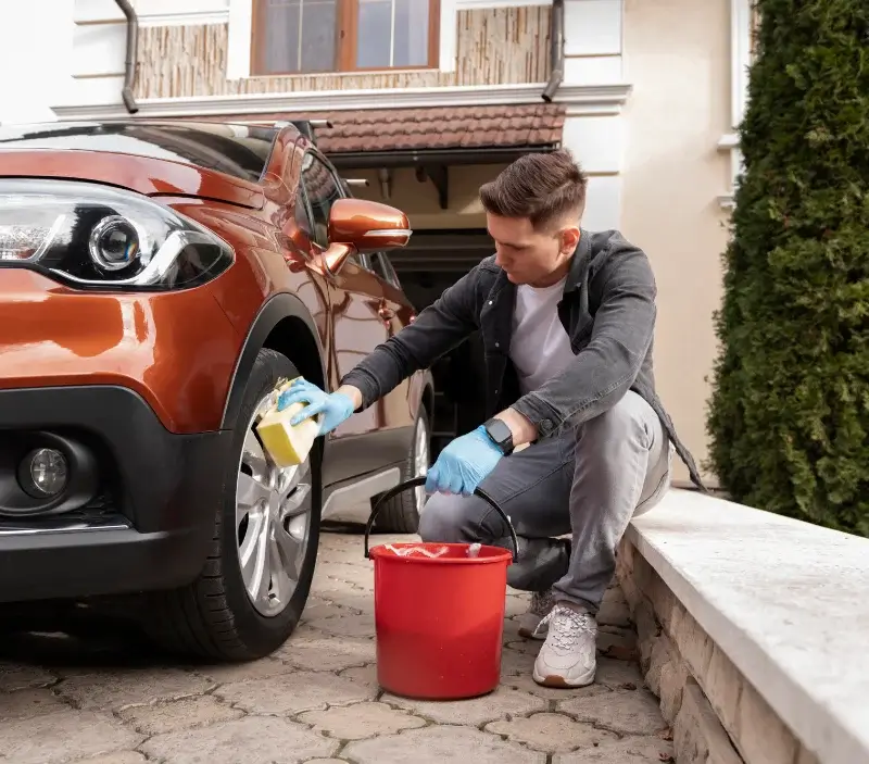 Lavage auto à domicile Pîtres : professionnel intervenant sur un véhicule